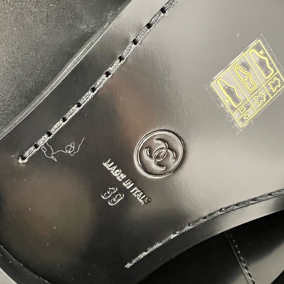 S23 Chanel Women’s Black Leather Loafers Gold Hardware 39 - Picture 8 of 14